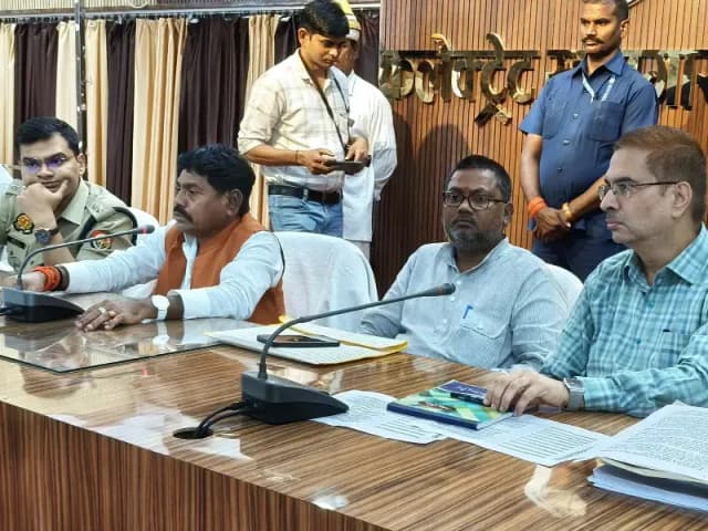Sonbhadra News: मुख्यमंत्री के संभावित आगमन की तैयारियों को लेकर समाज कल्याण राज्यमंत्री ने अधिकारियों संग की बैठक.