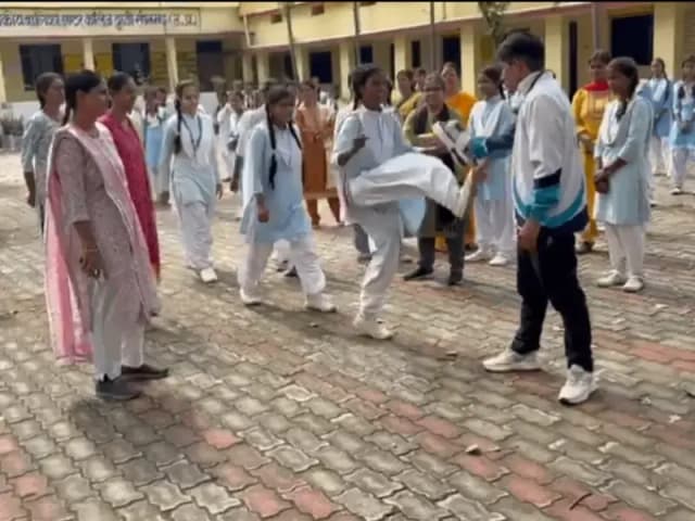 Sonbhadra News: राजकीय बालिका इंटर कॉलेज दुद्धी में रानी लक्ष्मीबाई आत्मरक्षा प्रशिक्षण शिविर का शुभारंभ.

