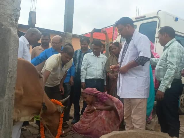 Sonbhadra News: नगवा के रामपुर में पशु आरोग्य शिविर, 196 पशुओं का उपचार, बकरी-मुर्गी पालन से रोजगार पर चर्चा.