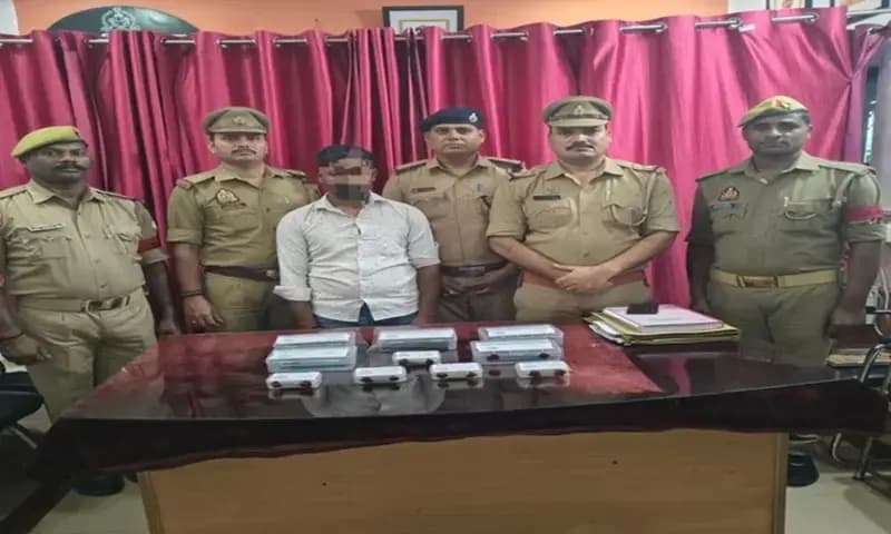 Chandauli News: पलक झपकते ही चलती ट्रेन से उड़ा देता था यात्रियों का सामान, शातिर चोर चढ़ा जीआरपी आरपीएफ के हत्थे. 
