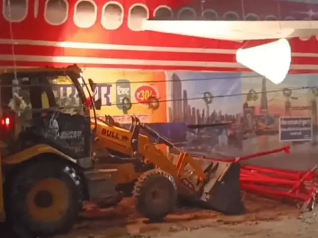 Sonbhadra News: बुलडोजर से प्रतीकात्मक ध्वस्तीकरण की हुई कार्रवाई, आयोजकों ने 26 अक्टूबर तक नहीं हटाया मेला, विधायक खेल महाकुंभ बाधित!