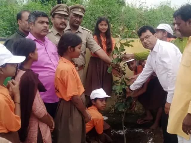 Sonbhadra News: सरदार पटेल की जयंती पर किया गया पौधारोपण, खंड शिक्षा अधिकारी ने बच्चों को किया पुरस्कृत.