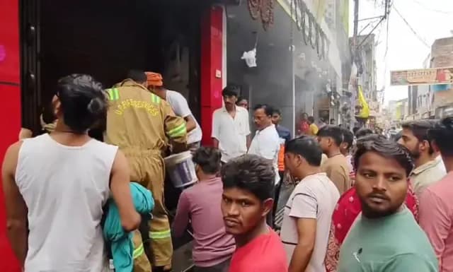 Chandauli News:ज्वैलर्स की दुकान में लगी आग, लाखों का सामान जलकर राख.
