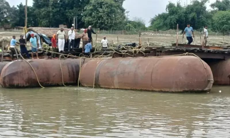 Chandauli News: मार्कण्डेय महादेव जाने वाले श्रद्धालुओं के लिए खुशखबरी, टाण्डा-कैथी गंगा घाट पर पीपा पांटून पुल का निर्माण कार्य शुरू.