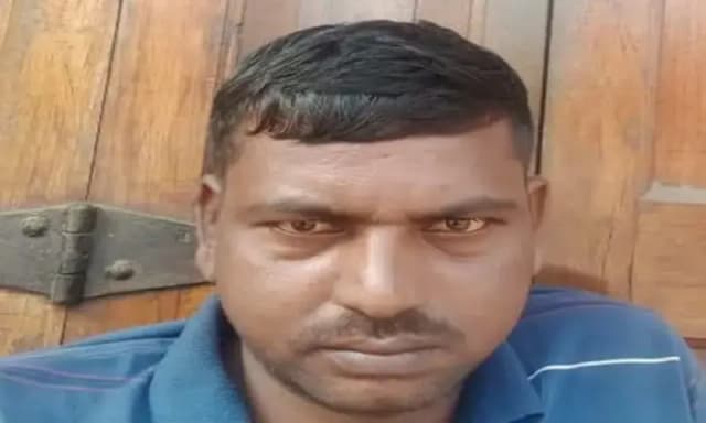 Chandauli News: कर्नाटक में काम करने गए युवक की मौत, गांव में युवक का शव लाने में जुटे परिजन.
