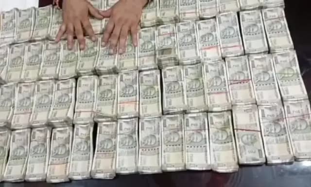 Chandauli News: बिहार विधानसभा चुनाव में खपाने के लिए 24 लाख 40 हजार कैश लेकर जा रहा था युवक चढ़ा आरपीएफ जीआरपी के हत्थे. 
