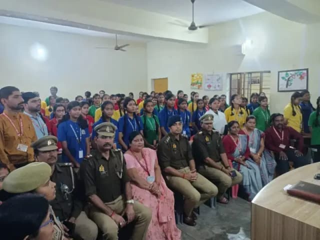 Sonbhadra News: पुलिस ने नए आपराधिक कानून पर जागरूकता अभियान चलाया, छात्रों को BNS की धाराओं की जानकारी दी.