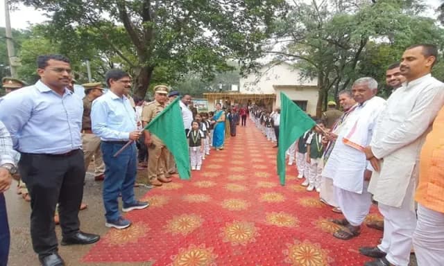 Chandauli News: सुप्रसिद्ध राजदरी जलप्रपात चन्द्रप्रभा सेंचुरी एरिया से ईको पर्यटन अभियान का शुभारंभ.
