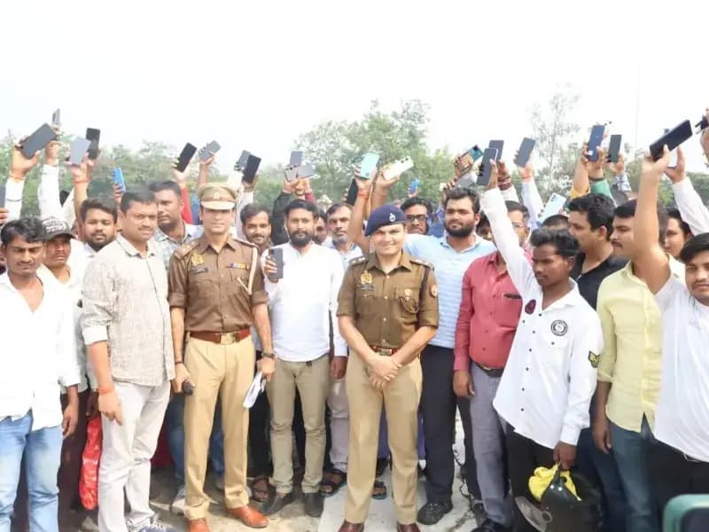 Sonbhadra News: सोनभद्र पुलिस ने 101 मोबाइल फोन बरामद किए, CEIR पोर्टल से ट्रेस कर ₹11 लाख के एंड्रॉइड फोन मालिकों को सौंपे.