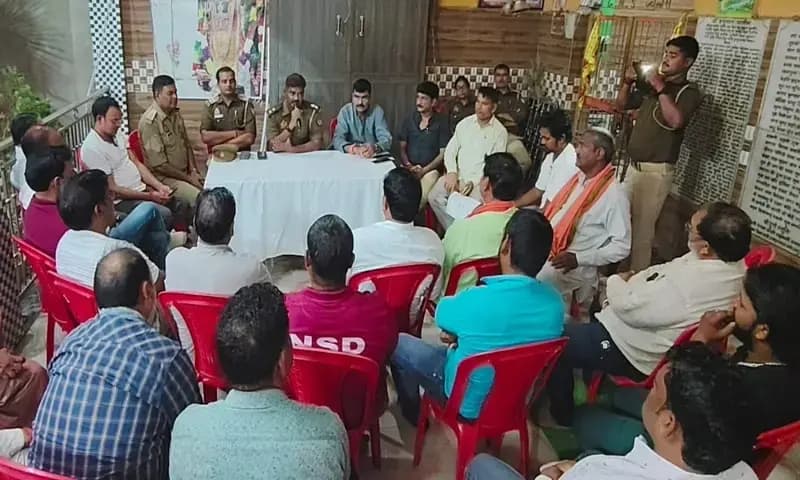 Chandauli News: बलुआ पुलिस ने व्यापारियों को दी नए कानून की जानकारी, सुरक्षा संबंधी विभिन्न बिंदुओं पर की चर्चा.