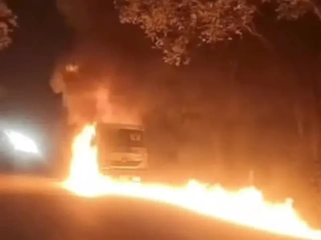 Sonbhadra News: राखड़ लदे ट्रक में लगी भीषण आग, चालक ने कूदकर बचाई जान.
