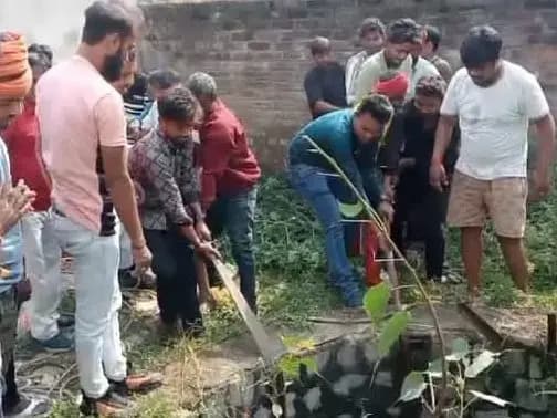 Sonbhadra News: गौ माता का रेस्कीयू कर बचाई गई जान, 100 फीट गहरे कुएं में गिरी थी गौ माता.