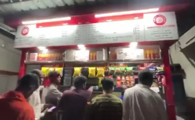 Chandauli News: जीएसटी कम होने के बावजूद डीडीयू जंक्शन पर 20 रुपये में बेचा जा रहा है 14 रेल नीर पानी की बोतल. 
