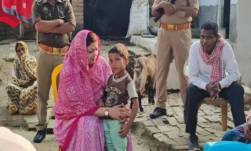 Chandauli News: रेवसा सड़क हादसे में मृतकों के परिजनों से मिली राज्यसभा सांसद, परिजनों को मुआवजा और आवास देने का दिया निर्देश.   
