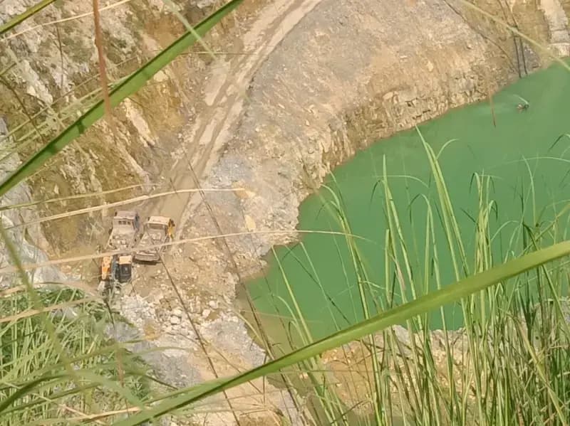 Sonbhadra News: बी.सी.एस. इंटरप्राइजेज पर मानक के विपरीत खनन करने का आरोप, खनन के प्रदूषित पानी से किसानों की फसल चौपट.