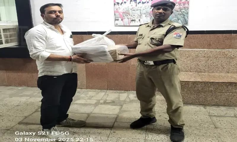 Chandauli News: आरपीएफ की सक्रियता से यात्री को मिला उसका कीमती सामान वापस.