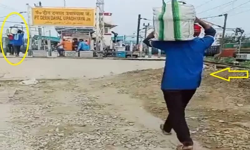 Chandauli News: डीडीयू जंक्शन पर अवैध वेंडरिंग का खेल बदस्तूर जारी, रेलवे विभाग मौन. 