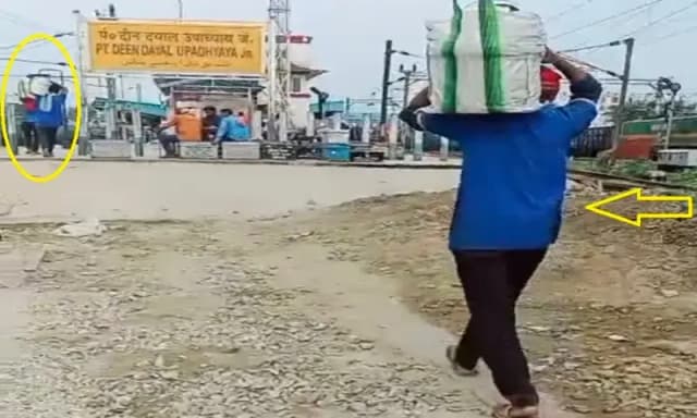 Chandauli News: डीडीयू जंक्शन पर अवैध वेंडरिंग का खेल बदस्तूर जारी, रेलवे विभाग मौन. 