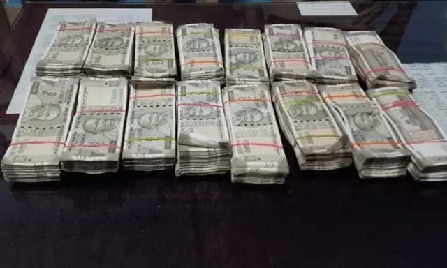 Chandauli News: डीडीयू जंक्शन पर आरपीएफ और जीआरपी ने पकड़ा 16 लाख कैश, झोले में कैश लेकर बिहार जा रहा था युवक. 