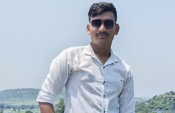 Chandauli News: सड़क पर छटपटाता रहा है दुर्घटना में घायल युवक, पुलिसकर्मी रूकवाते रहे वाहन, इलाज के आभाव में अस्पताल के गेट पर युवक की मौत. 
