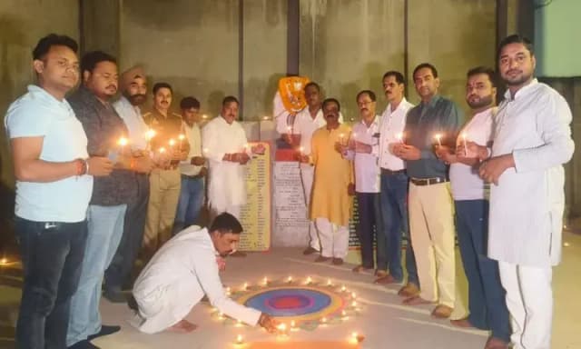 Chandauli News: 1100 दीपक से जगमगाया शहीद स्मारक, दीपो के माध्यम से शहीदों को दी गयी  श्रद्धांजलि. 