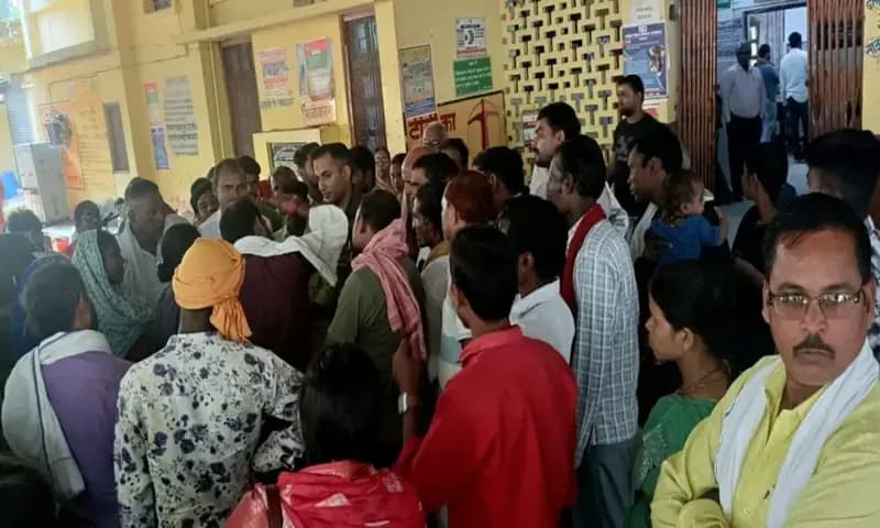 Chandauli News: पत्नी की नसबंदी कराने से नाराज पति ने प्राथमिक स्वास्थ्य केंद्र पर किया जमकर हंगामा.
