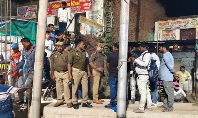  Chandauli News: पुलिस फोर्स के साथ ट्रांसफार्मर शिफ्टिंग कार्य में जुटे विद्युत कर्मी.
