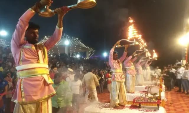 Chandauli News: देव दीपावली पर पश्चिम वाहिनी घाट पर हुई मां गंगा की भव्य महाआरती.