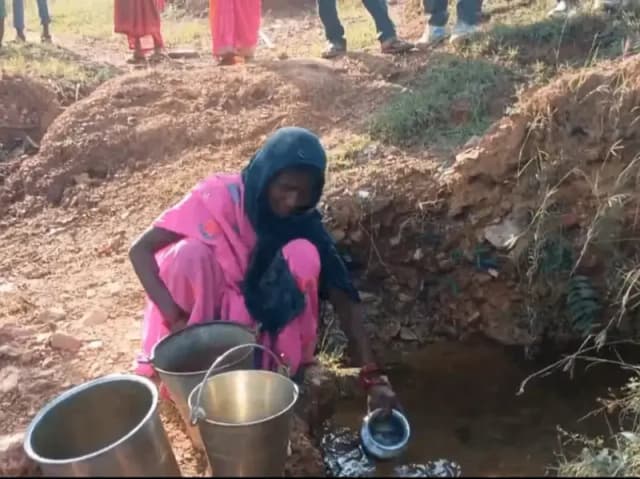 Sonbhadra News: आधुनिक युग में चूहाड़ का पानी पीने को मज़बूर ग्रामीण, जल जीवन मिशन का कागजो में आकड़ा कुछ, ज़मीनी हकीकत कुछ.