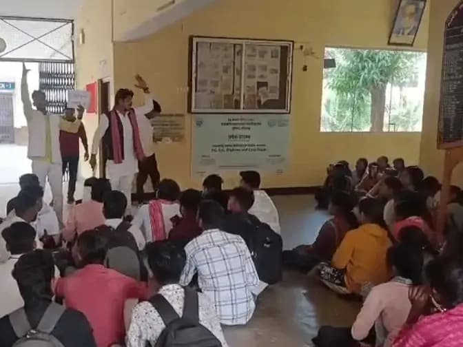 Sonbhadra News: ओबरा पीजी कॉलेज के छात्रों का विरोध प्रदर्शन, परीक्षा फॉर्म के साथ ₹200 अतिरिक्त शुल्क लेने पर जताया ऐतराज़.