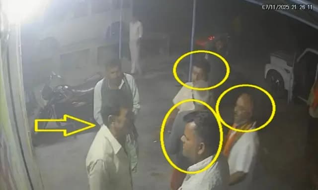 Chandauli News: लाइसेंसी शराब की दुकान में घुसकर सेल्समैन से मारपीट का वीडियो वायरल, कानून व्यवस्था पर उठे सवाल.