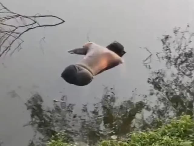 Sonbhadra News: चार दिन बाद तालाब में उतराया मिला युवक का शव, पारिवारिक विवाद में आत्महत्या की बात आ रही सामने.