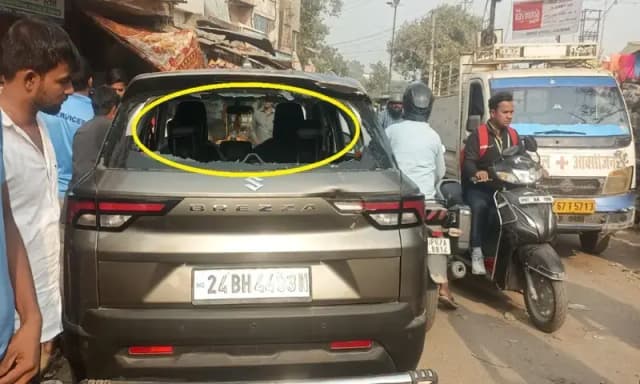 Chandauli News: नगर पालिका की कूड़ा गाड़ी ने खड़ी कार में मारी टक्कर, कार का शीशा टूटा, बाल-बाल बचे कार सवार दंपत्ति.