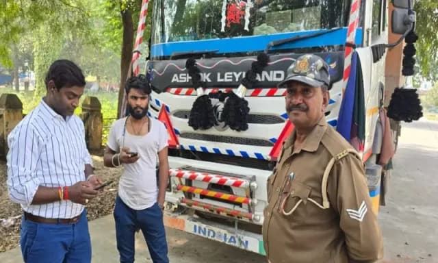 Chandauli News: एआरटीओ ने अवैध खनन और बिना नंबर प्लेट वाले 80 ट्रकों का किया चालान, 14 ट्रक जब्त.