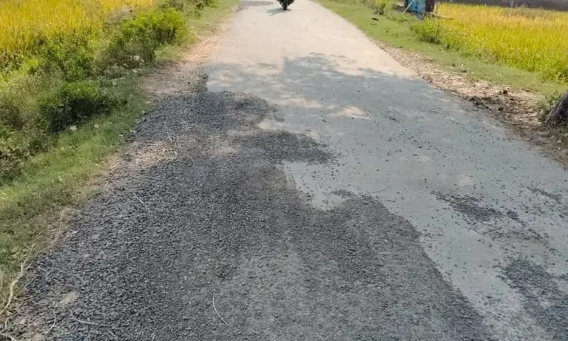 Chandauli News: सैदूपुर-उसरी मार्ग पर पैचिंग कार्य के एक सप्ताह में उखड़ी गिट्टियां, जेई और ठेकेदार पर भ्रष्टाचार का आरोप, जांच के आदेश.
