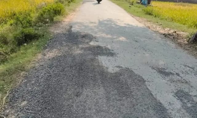 Chandauli News: सैदूपुर-उसरी मार्ग पर पैचिंग कार्य के एक सप्ताह में उखड़ी गिट्टियां, जेई और ठेकेदार पर भ्रष्टाचार का आरोप, जांच के आदेश.
