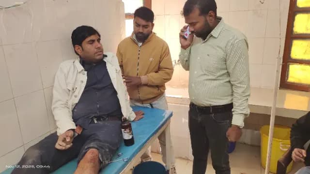 Chandauli News: बाइक फिसलने से दुर्घटना का शिकार हुए शिक्षक, दोनों शिक्षक घायल.
