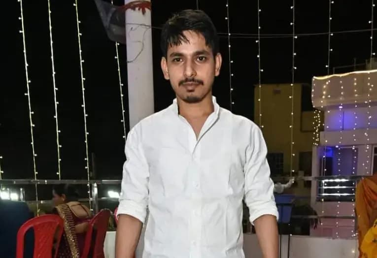 Chandauli News: व्यवसायी रोहित केशरी के लापता होने का मामला, पुलिस की निष्क्रियता पर परिजनों में आक्रोश
