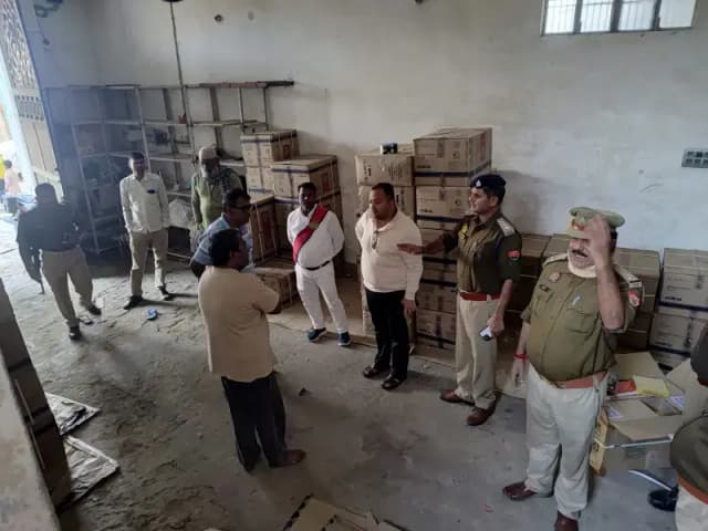 Chandauli News: हाई अलर्ट पर मुग़लसराय पुलिस एसडीएम सीओ के नेतृत्व में चला पटाखा असलहा दुकानों पर जांच अभियान.
