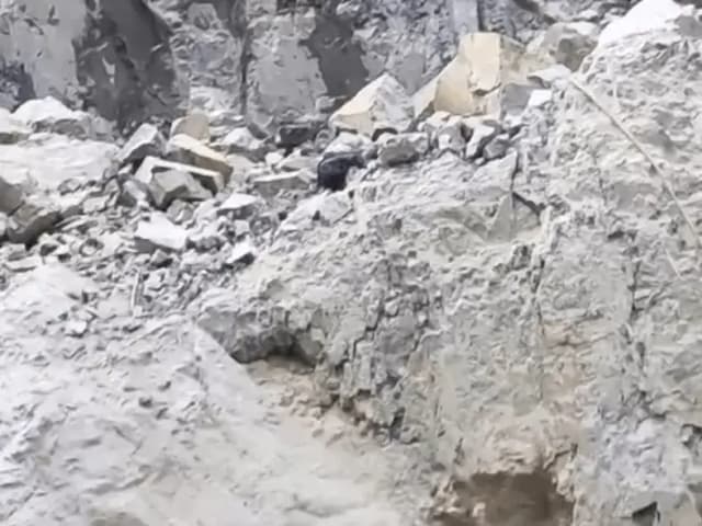 Sonbhadra News: पत्थर तोड़ने के दौरान टूटकर गिरा पहाड़ का मालवा, 2 मज़दूर की मौत की सूचना, कई मजदूर मलबे में दबे, रेस्कीयू जारी. 