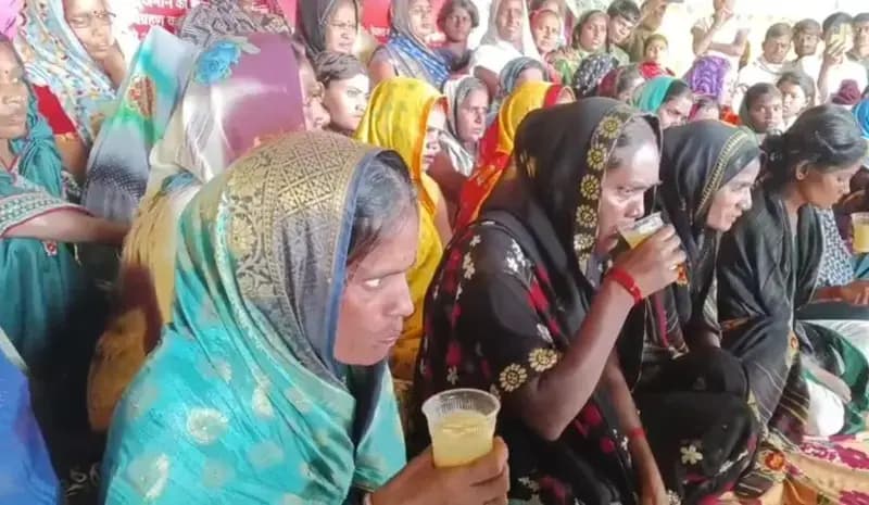 Chandauli News: एसडीएम के आश्वासन पर महिलाओं की भूख हड़ताल खत्म 
