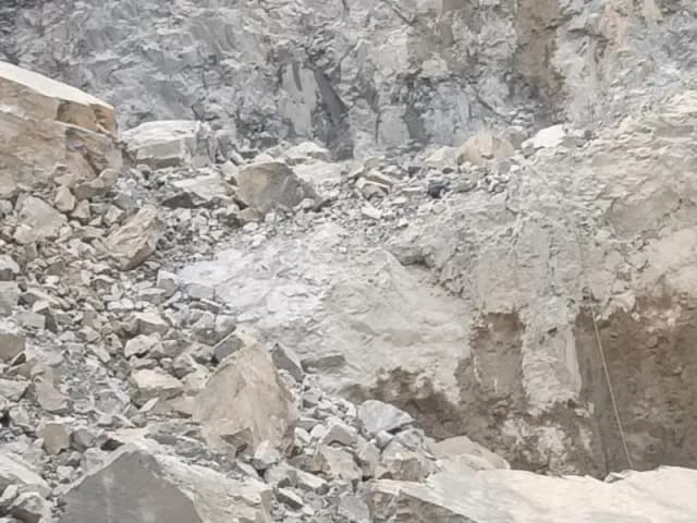 Sonbhadra News: पत्थर खदान हादसे में हुआ बड़ा खुलासा, दो लोगों के नाम से लीज पर मिले खदान को चल रहा था सिंडिकेट, अब तक पांच के मौत कि हुई पुष्टि.