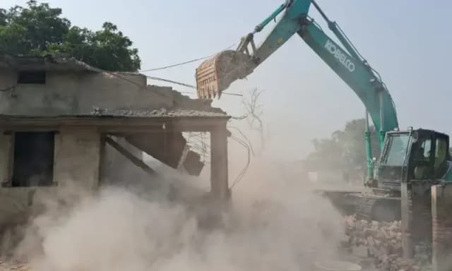 Chandauli News: दर्जनों मकानों पर गरजा बुलडोजर, भारी पुलिस फोर्स के साथ एसडीएम रहे मौजूद.
