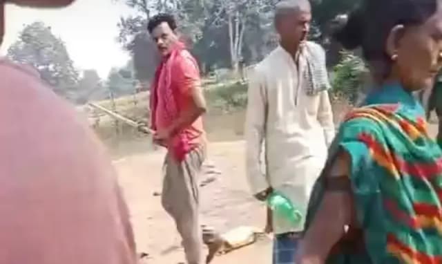 Chandauli News: लाठी-डंडों से मारपीट का वीडियो वायरल, पीड़िता ने दर्ज कराई शिकायत, जांच में जुटी पुलिस.
