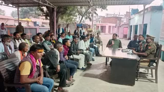 Chandauli News: सवारी ढोने वाले चालकों की बलुआ थानाध्यक्ष ने लगाई क्लास, दिया दिशा निर्देश.