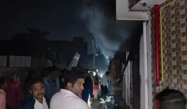 Chandauli News: आग लगने से एसी फ्रिज समेत लाखों का सामान जला.
