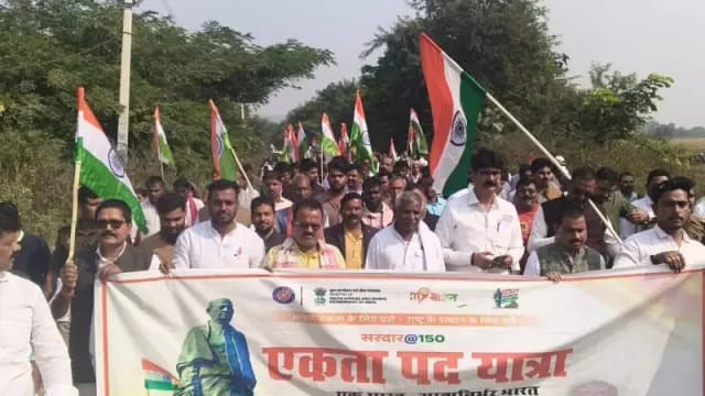 Chandauli News: विधायक कैलाश आचार्य के नेतृत्व में निकली पदयात्रा, एकता और राष्ट्रीय संकल्प का दिया संदेश.
