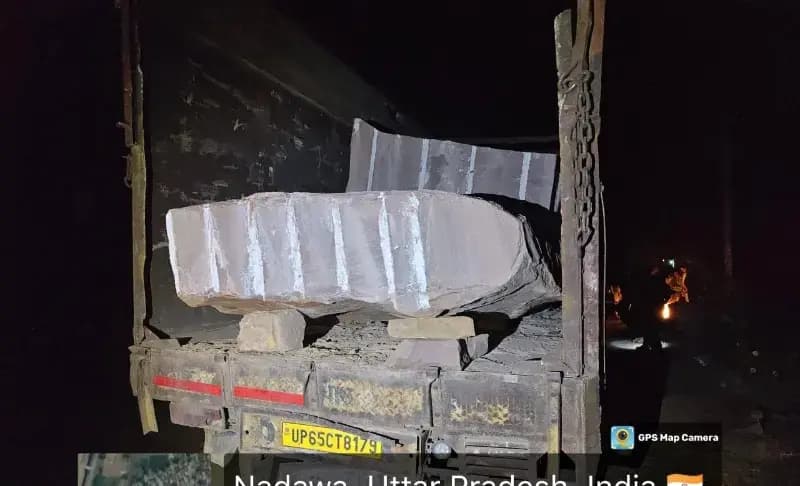 Chandauli News: प्रतिबंधित पहाड़ियों अवैध खनन का भंडाफोड़, वन विभाग ने अवैध बोल्डर से लदा ट्रक किया जब्त.
