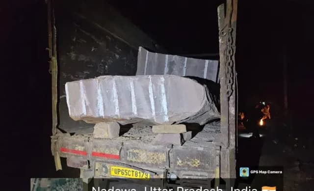 Chandauli News: प्रतिबंधित पहाड़ियों अवैध खनन का भंडाफोड़, वन विभाग ने अवैध बोल्डर से लदा ट्रक किया जब्त.
