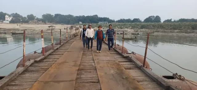 Chandauli News: गंगा पर पीपा पुल हुआ चालू, श्रद्धालुओं को मारकंडे महादेव का दर्शन हुआ सुलभ.
